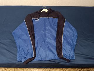 Chaqueta cortavientos Puma vintage azul y negra