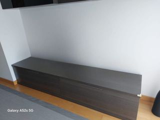 Mueble bajo TV salón madera y cristal