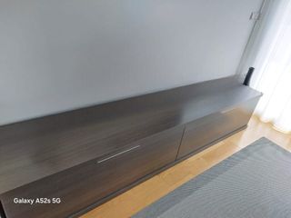 Mueble bajo TV salón madera y cristal