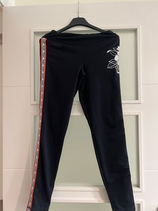 Mallas Adidas Negras con Detalles Florales y Rayas
