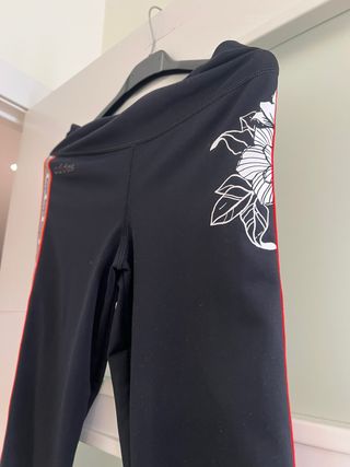 Mallas Adidas Negras con Detalles Florales y Rayas