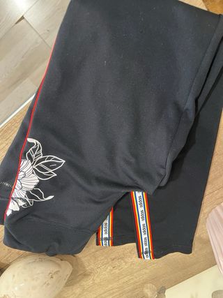 Mallas Adidas Negras con Detalles Florales y Rayas