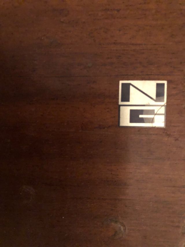 Mesilla de madera y metal