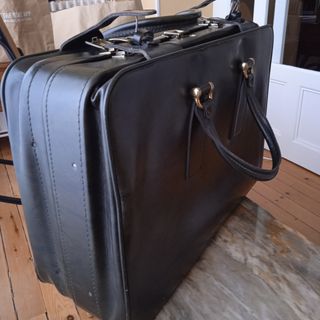 Maleta vintage negra y dorada