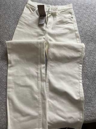 Pantalones Massimo Dutti blancos.