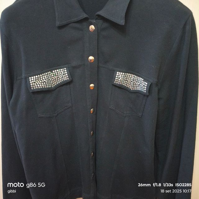 Felpa nera con bottoni e strass