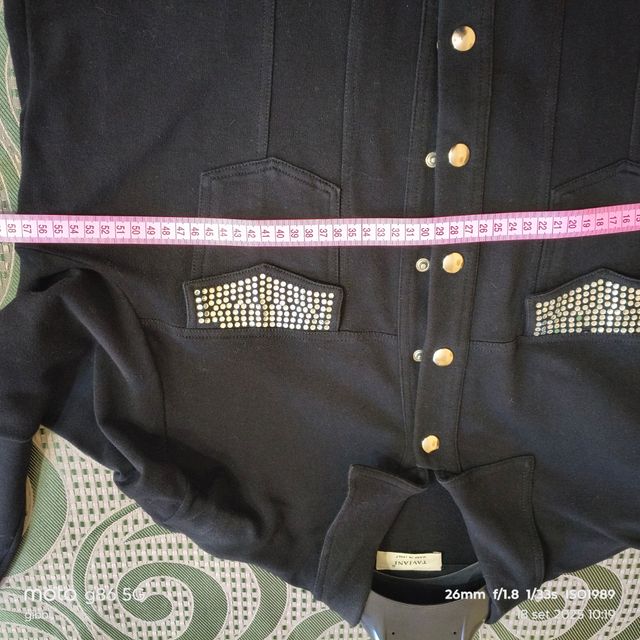 Felpa nera con bottoni e strass