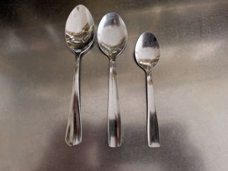 30 cucchiaini da caffè/caffeleche/dessert. Metallo