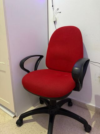 Silla de oficina roja y negra