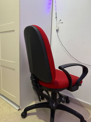 Silla de oficina roja y negra