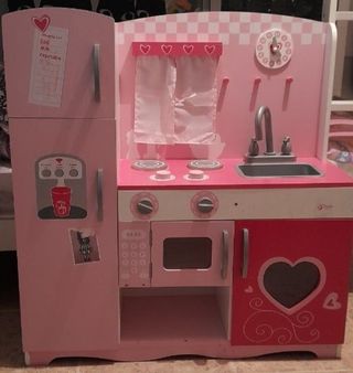 Cocinita de juguete rosa