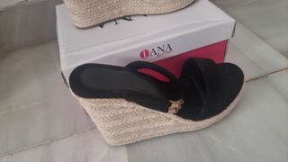 Sandalias cuña DANA negras y beige