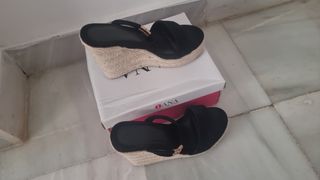 Sandalias cuña DANA negras y beige