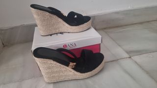 Sandalias cuña DANA negras y beige