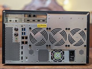 QNAP TVS-1282T, i7, 64GB RAM, expansão TX-800P