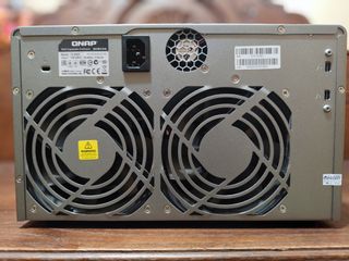 QNAP TVS-1282T, i7, 64GB RAM, expansão TX-800P