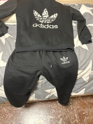 Chándal Adidas Negro con Estampado Animal