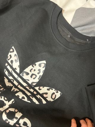 Chándal Adidas Negro con Estampado Animal