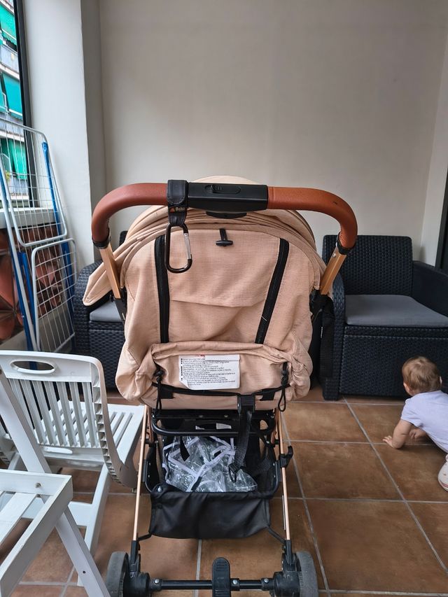Cochecito de bebé color beige