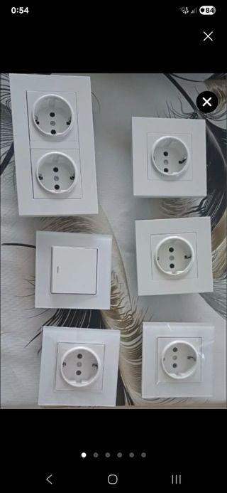 Interruptores y enchufes blancos
