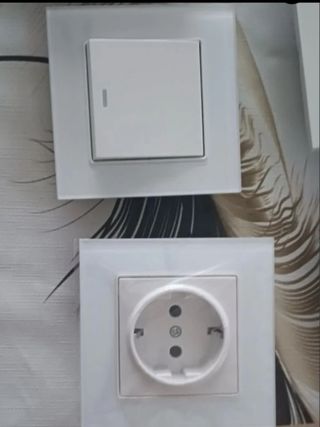Interruptores y enchufes blancos
