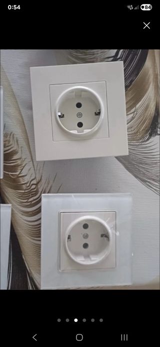 Interruptores y enchufes blancos