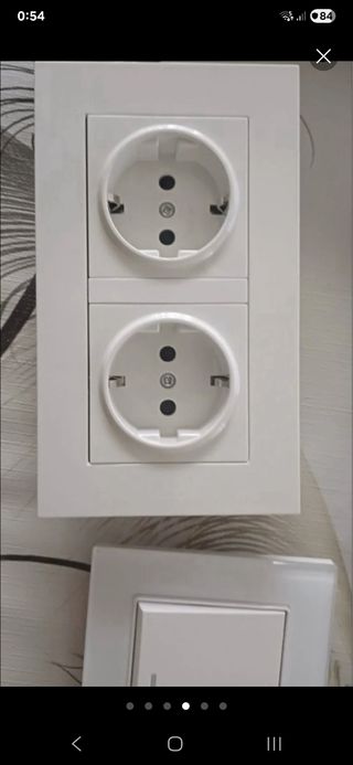 Interruptores y enchufes blancos