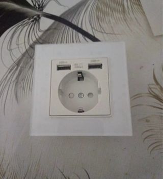 Interruptores y enchufes blancos