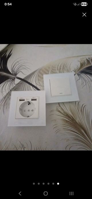 Interruptores y enchufes blancos
