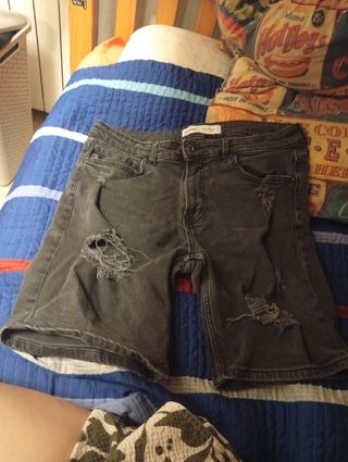 Pantalones cortos grises Bershka desgastados