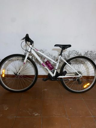 Dos Bicicletas Rockrider blancas con cesta