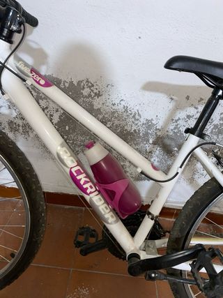 Dos Bicicletas Rockrider blancas con cesta