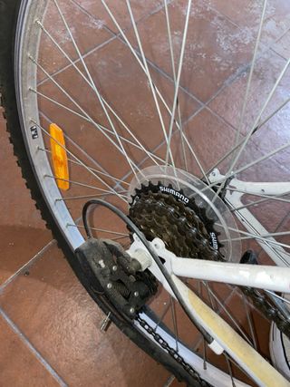 Dos Bicicletas Rockrider blancas con cesta