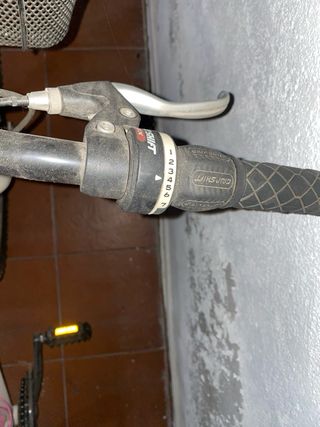 Dos Bicicletas Rockrider blancas con cesta