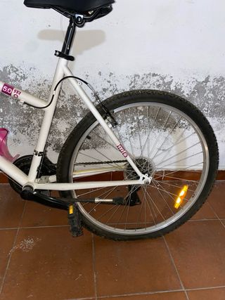Dos Bicicletas Rockrider blancas con cesta