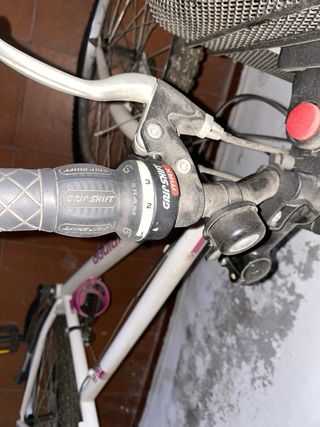 Dos Bicicletas Rockrider blancas con cesta