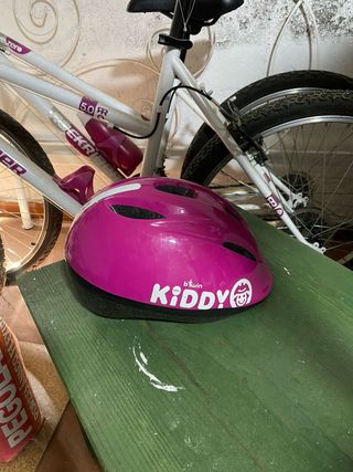 Dos Bicicletas Rockrider blancas con cesta