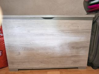 Baúl de habitación beige y marrón