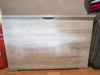 Baúl de habitación beige y marrón