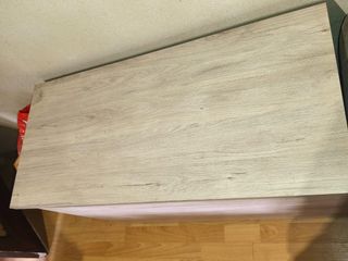 Baúl de habitación beige y marrón