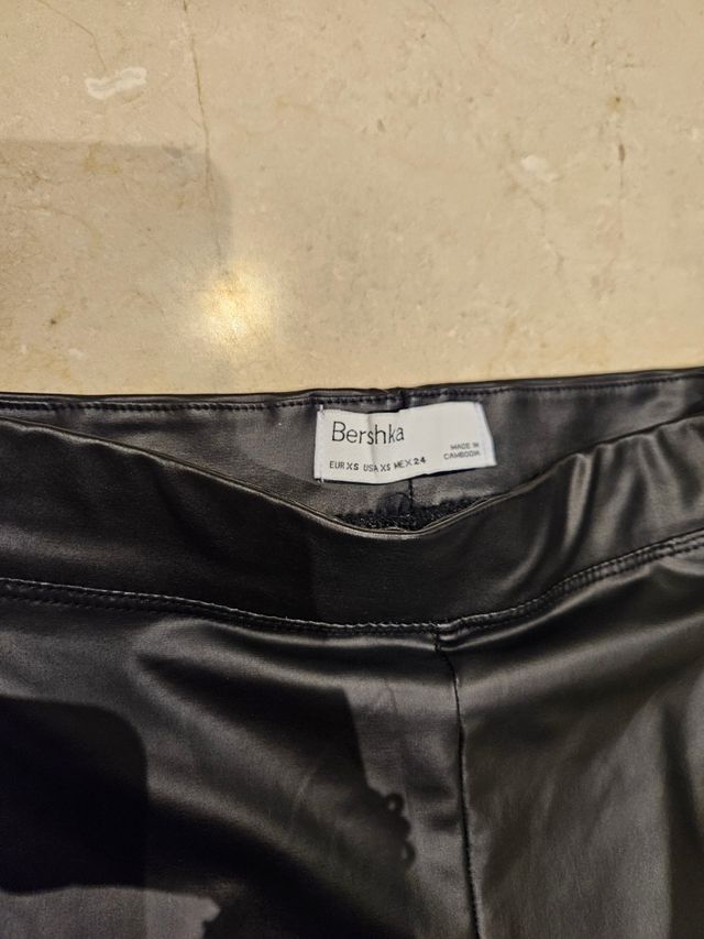 Leggings efecto piel negros.