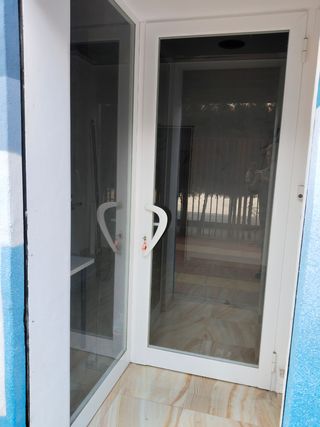 Puerta aluminio blanco con fijo