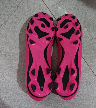 Botines de fútbol Adidas rosas
