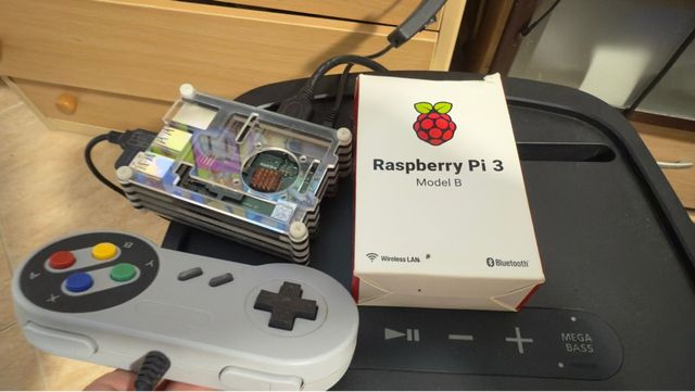 Raspberry Pi 3 Model B con mando y 6352 juegos