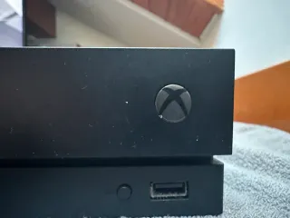 Xbox One X 1TB Negra con Mando y Cables