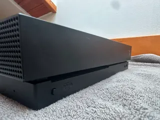Xbox One X 1TB Negra con Mando y Cables