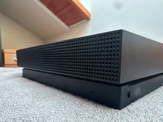 Xbox One X 1TB Negra con Mando y Cables