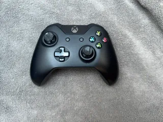 Xbox One X 1TB Negra con Mando y Cables