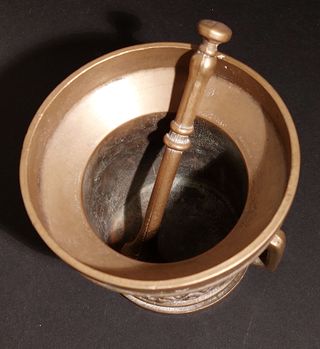 mortaio antico in bronzo con pestello