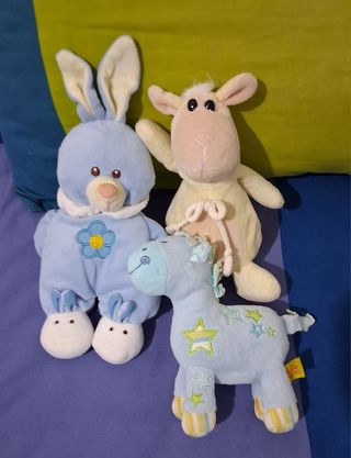 Peluches: conejo, oveja y caballo. 1.20€ cada uno.